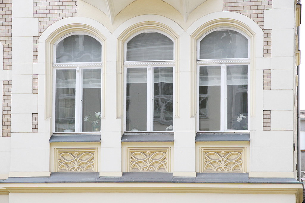 https://www.maler-frank.de/images/referenzen/Gera Innenstadt denkmalgeschuetzte Jugendstilvilla Holzfenster Aufarbeitung und Anstrich der Fensterflaechen Bild 2.jpg